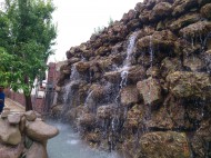 ساختن آبنما و آبشار برکه جوی آب با سنگهای صخره ای اجرا شده است در گوشه محوطه باغ ویلا امروزه به اهمیت داشتن سنگهای لاشه مالون همه گی پی برده اند