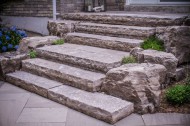 اجرای پله های حرفه ای با سنگهای کوهی مالون طبیعی در پله های باغ 